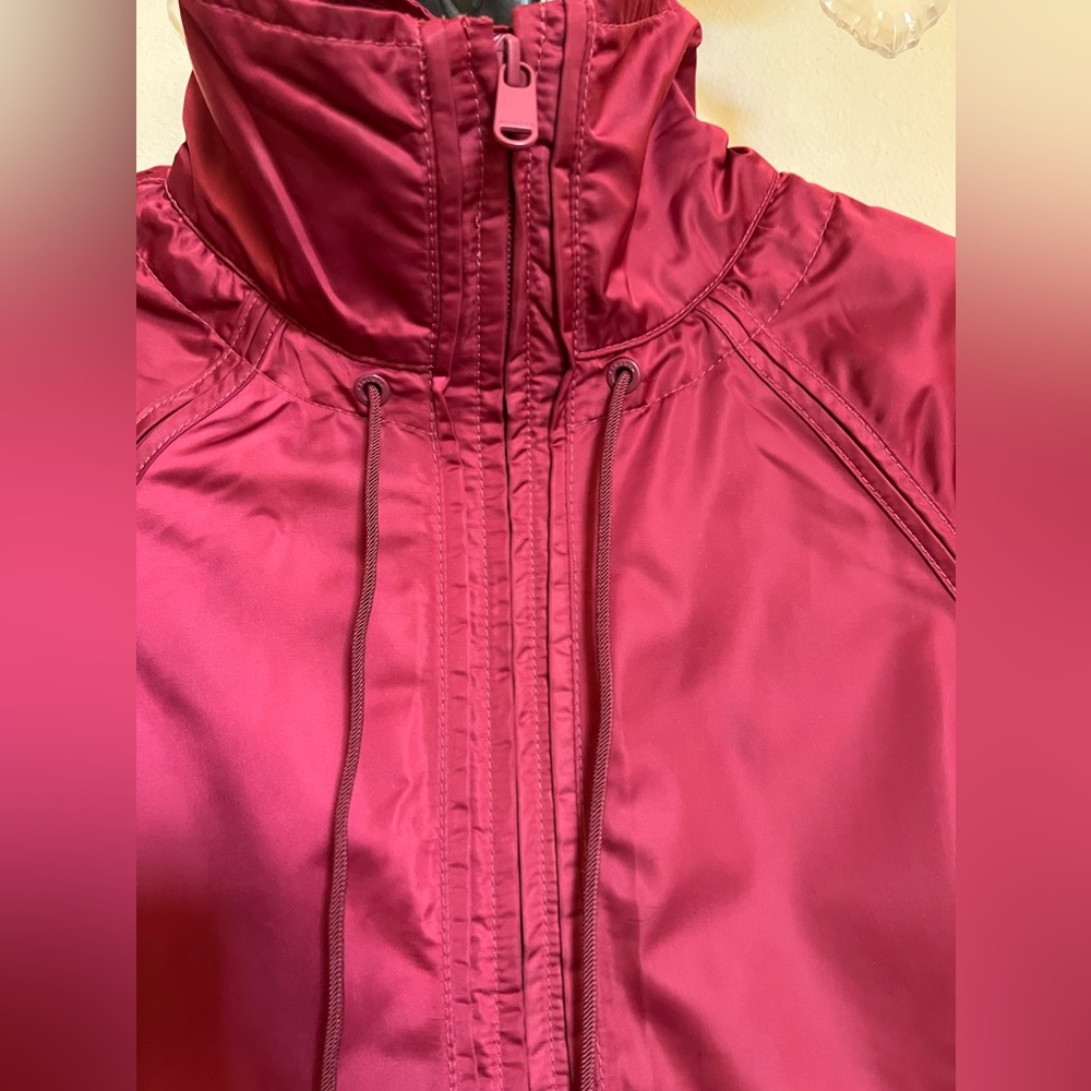 Gorgeous Athleta Raspberry Maroon Mid-weight Rain Jacket - Picture 8 of 16